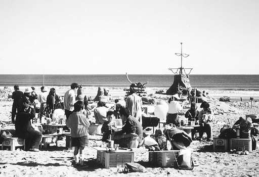 シーサイドギャラリー90・秋　砂浜でバーベキューを楽しむ「海賊たちの晩餐」