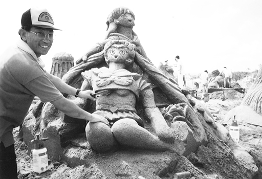 サンドクラフト全国大会（95年、鹿児島県加世田市）で砂像をつくる武政氏、この作品で見事優勝を果たした。