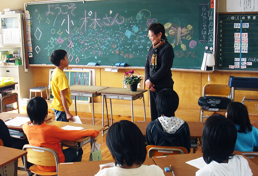 町内の小学校を訪問する恵さん（2006年）