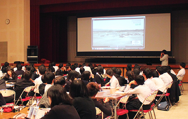 津波のシュミレーション映像に注視する中学生